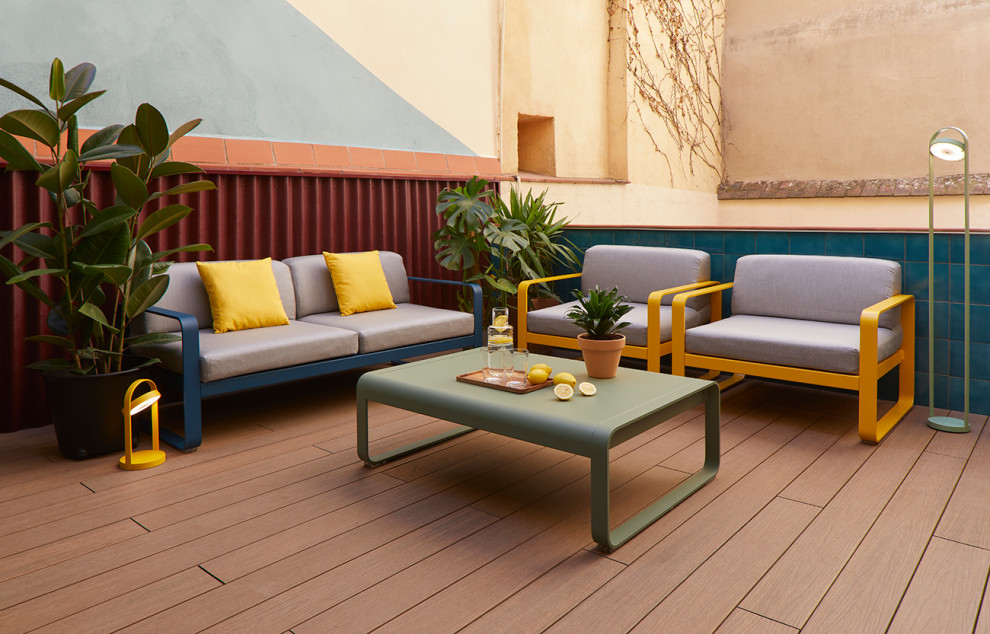 Design ideas for a mid-sized eclectic side yard deck in Barcelona with an outdoor kitchen.