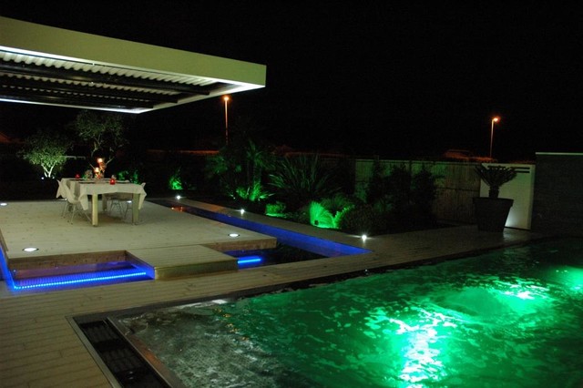 Spas contemporary-deck