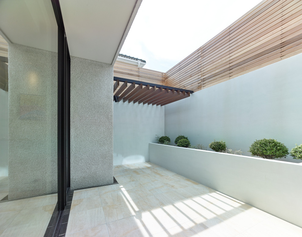 Design ideas for a mid-sized asian courtyard patio in Kobe.