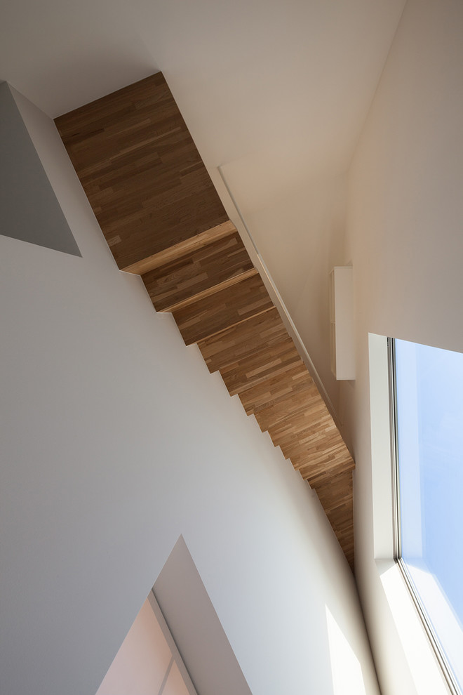 Moderne Holztreppe mit Holz-Setzstufen in Tokio