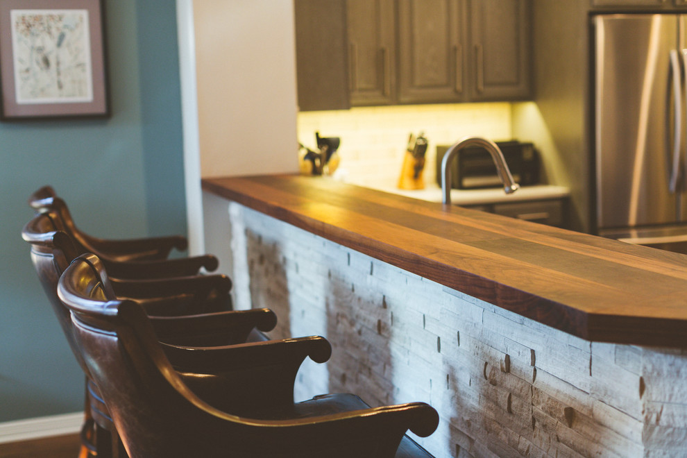 Example of a transitional home design design in Austin