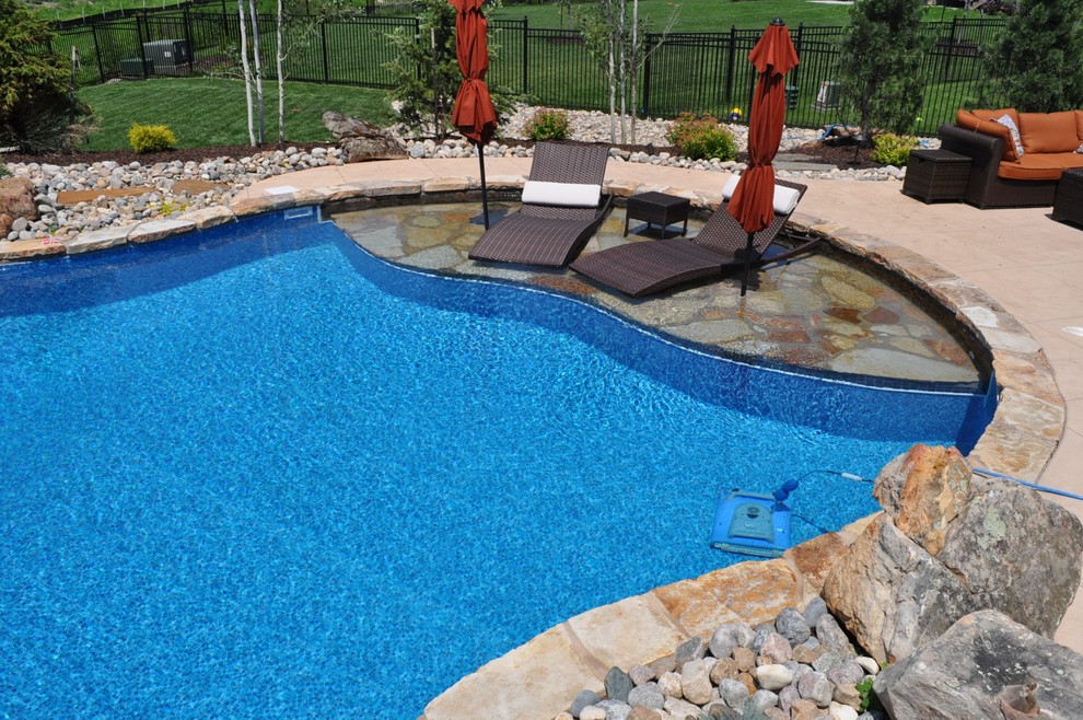 Photo of a contemporary pool in Kansas City.