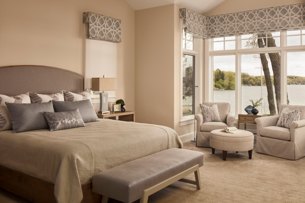 Diseño de habitación de invitados tradicional de tamaño medio con paredes beige, moqueta y suelo beige