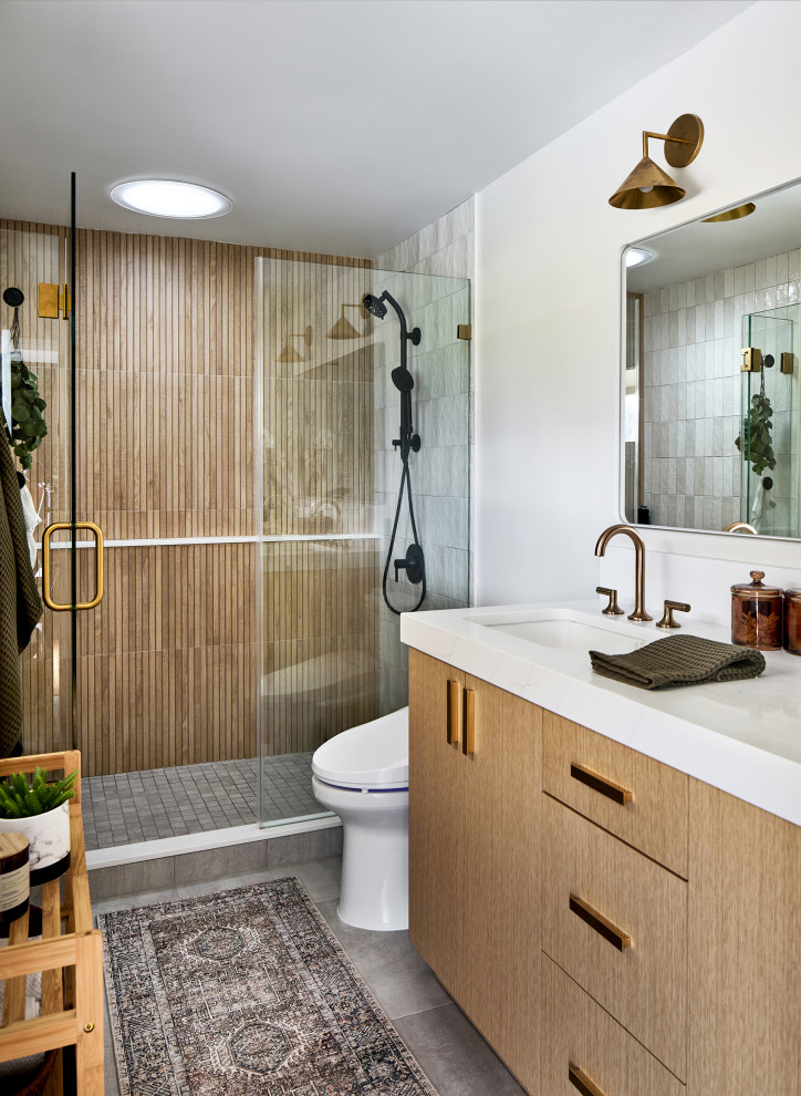 Пример оригинального дизайна: главная ванная комната среднего размера в стиле ретро с плоскими фасадами, светлыми деревянными фасадами, серым полом, белой столешницей, тумбой под одну раковину и встроенной тумбой