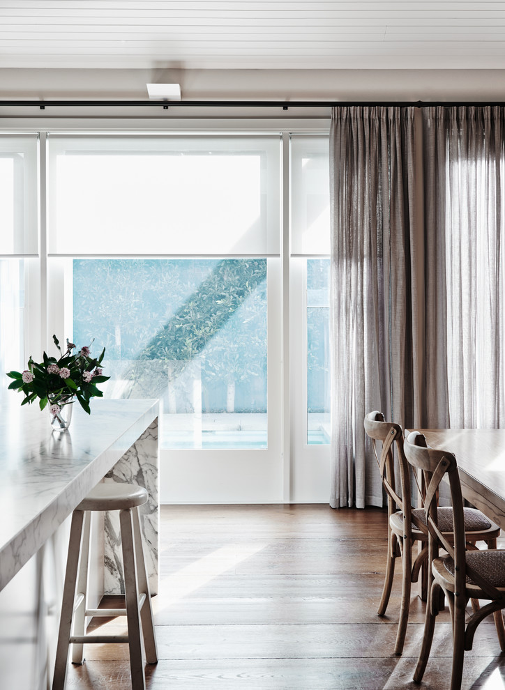 This is an example of a contemporary living room in Melbourne.