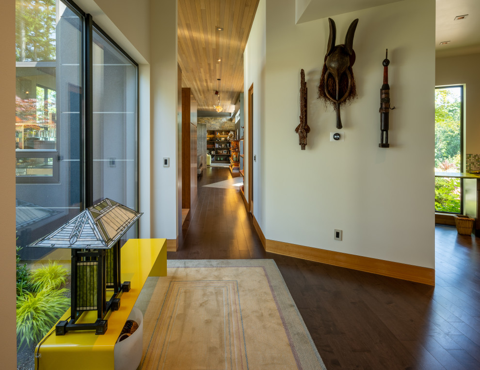 Mittelgroßer Moderner Flur mit weißer Wandfarbe, dunklem Holzboden und braunem Boden in Seattle