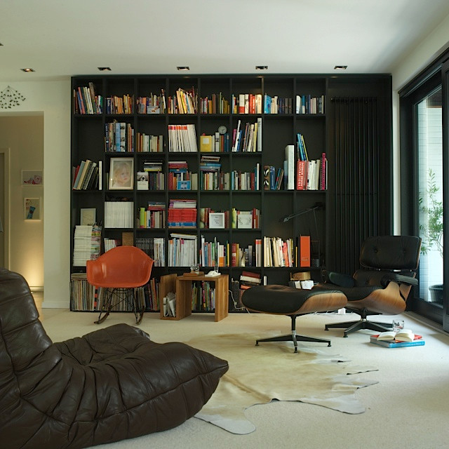 Idee per un grande soggiorno design aperto con pareti bianche, moquette, TV nascosta, pavimento beige e carta da parati