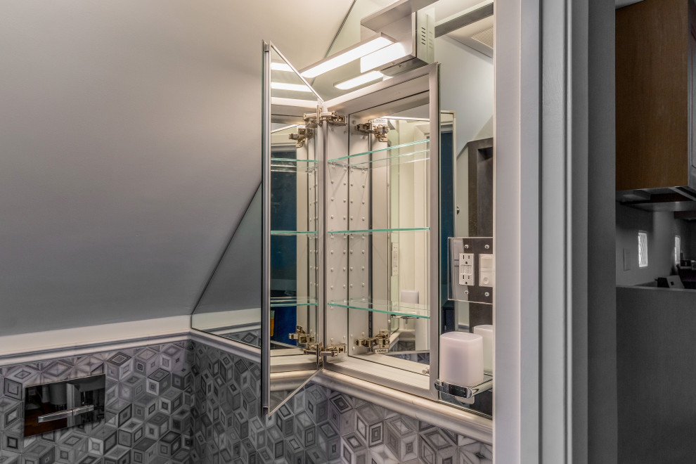 Inspiration för små klassiska badrum med dusch, med grå kakel och stenkakel