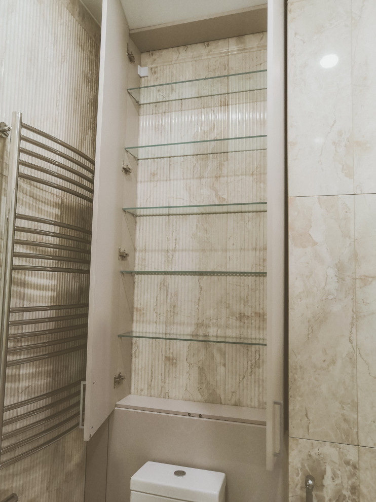 На фото: главная ванная комната среднего размера в современном стиле с плоскими фасадами, серыми фасадами и встроенной тумбой с