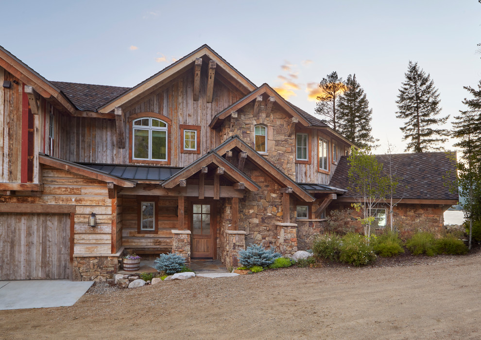 Diseño de fachada de casa marrón y gris rural grande de tres plantas con revestimiento de madera, tejado a dos aguas y tejado de varios materiales