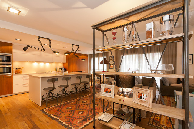 Mediterranean Loft modern-wohnbereich