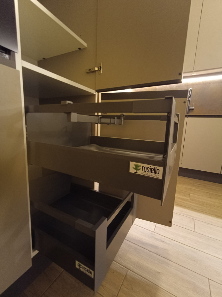 Restyling Cucina sostituzione Ante, Top HPL, Cappa, Lavello e aggiunta Colonna