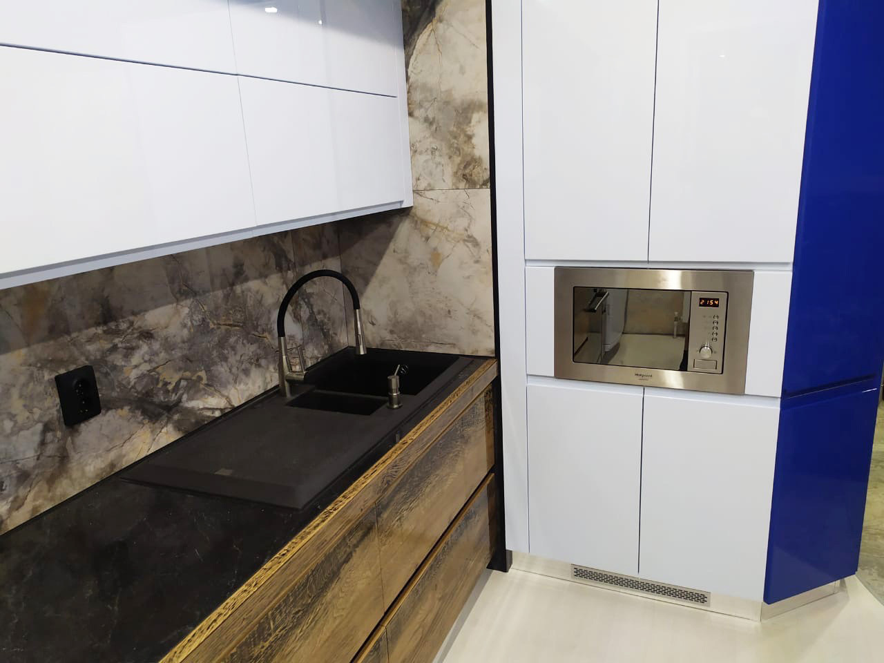 Кухня в совремееном стиле с фасадами из шпона