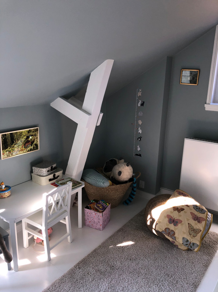 На фото: детская с игровой среднего размера в скандинавском стиле с синими стенами, деревянным полом, белым полом, балками на потолке и обоями на стенах для ребенка от 1 до 3 лет, девочки с