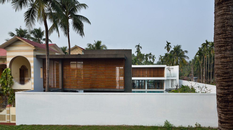 This is an example of a contemporary exterior in Kolkata.