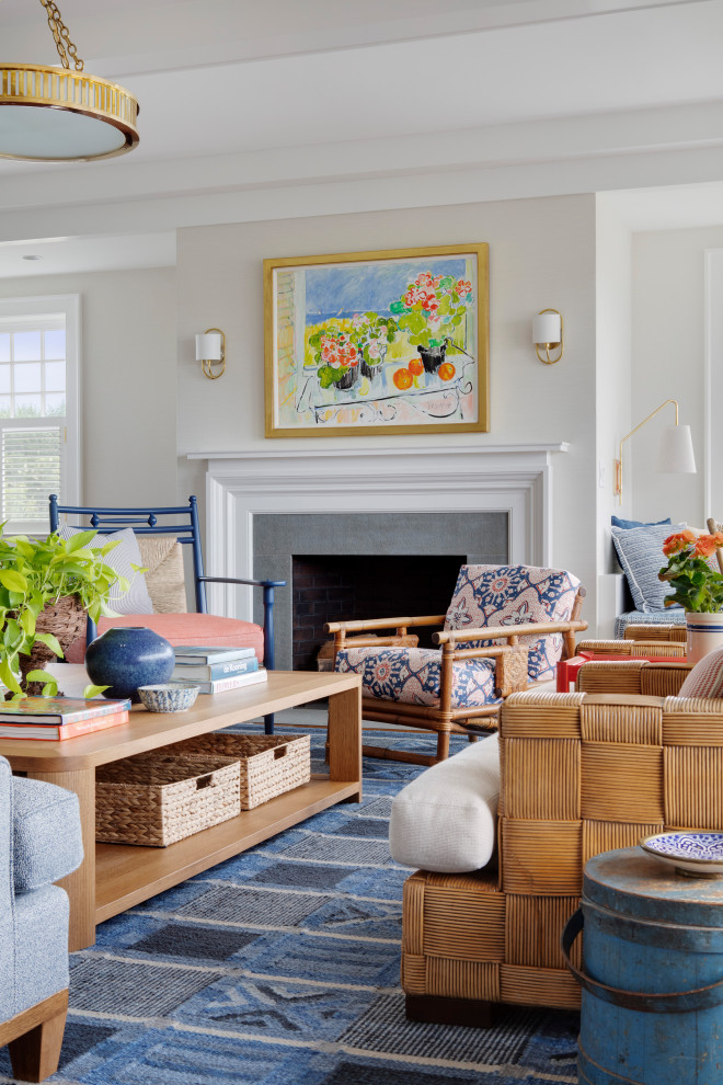 Foto di un soggiorno stile marino aperto con libreria, pareti blu, pavimento in legno massello medio, nessuna TV, pavimento marrone e pannellatura