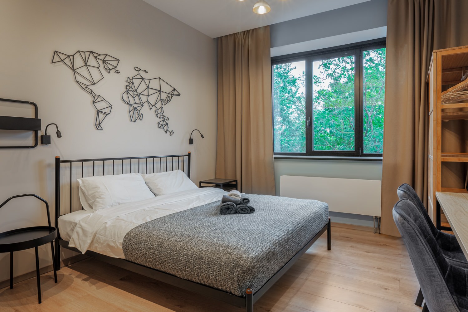 Студия для аренды с пятнистой плиткой