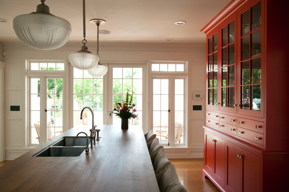 Elegant home design photo in Tampa