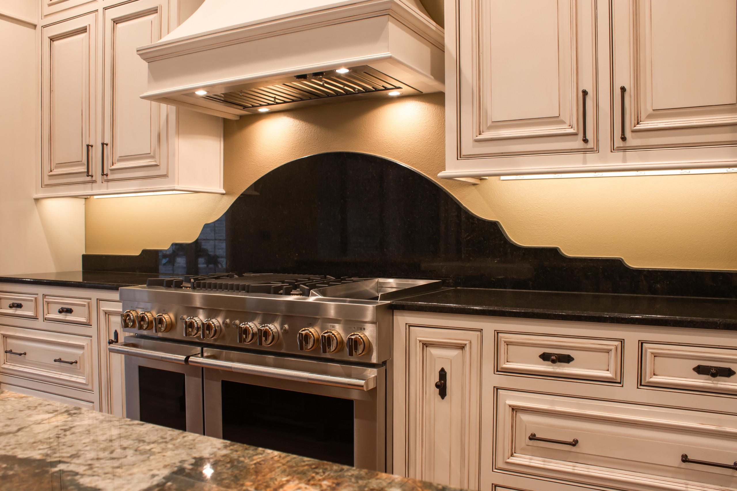 Slocum Custom Home - Kitchen & Wet Bar