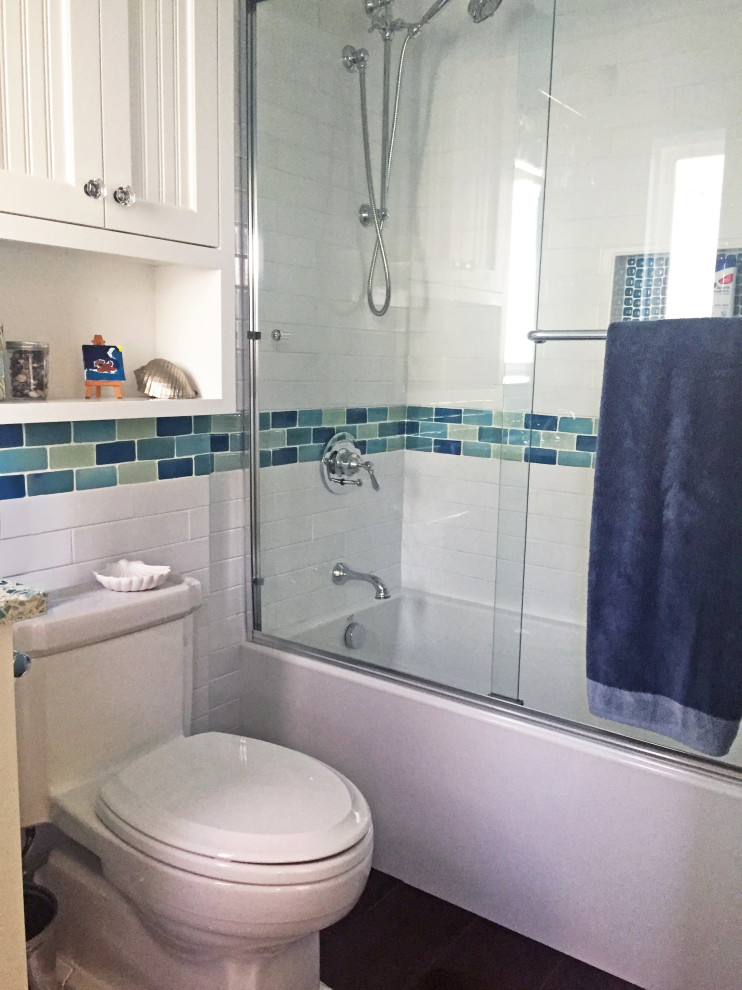 Idée de décoration pour une salle de bain principale marine avec un placard à porte affleurante, des portes de placard blanches, une baignoire en alcôve, un combiné douche/baignoire, un carrelage multicolore, des carreaux de céramique, un lavabo encastré, un plan de toilette en terrazzo, une cabine de douche à porte coulissante, un plan de toilette bleu, une niche, meuble simple vasque et meuble-lavabo encastré.