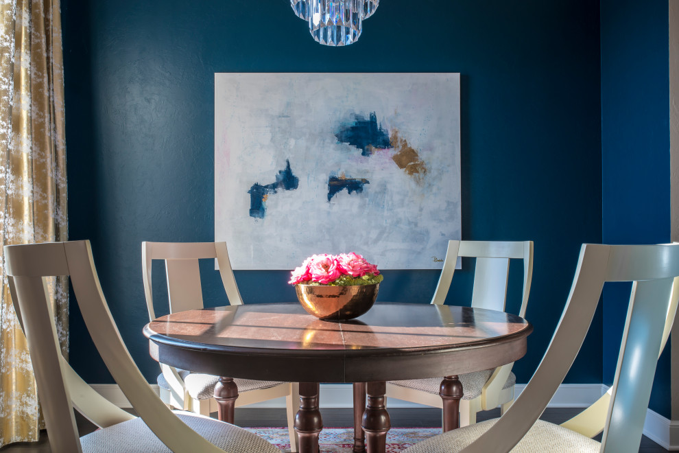 Esempio di una sala da pranzo minimalista chiusa e di medie dimensioni con pareti blu, parquet scuro e pavimento marrone