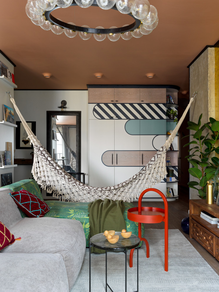 Стильный дизайн: парадная, объединенная гостиная комната среднего размера в стиле фьюжн с разноцветными стенами, полом из ламината, зоной отдыха и коричневым полом - последний тренд