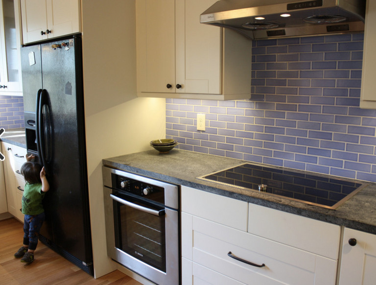 This is an example of a contemporary kitchen in Baltimore.