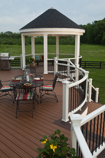 Deck - traditional deck idea in Sacramento