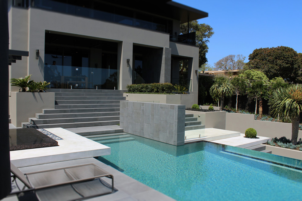 This is an example of a large contemporary home in Melbourne.