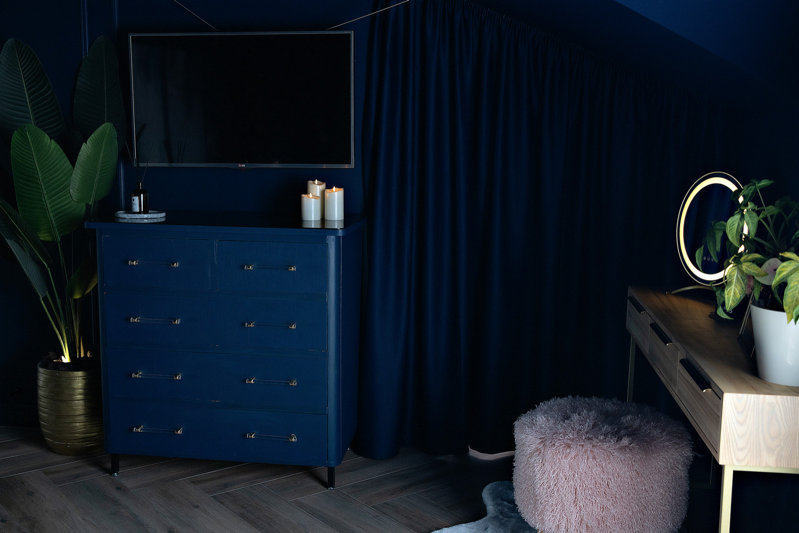 Роскошная синяя спальня на мансардном этаже