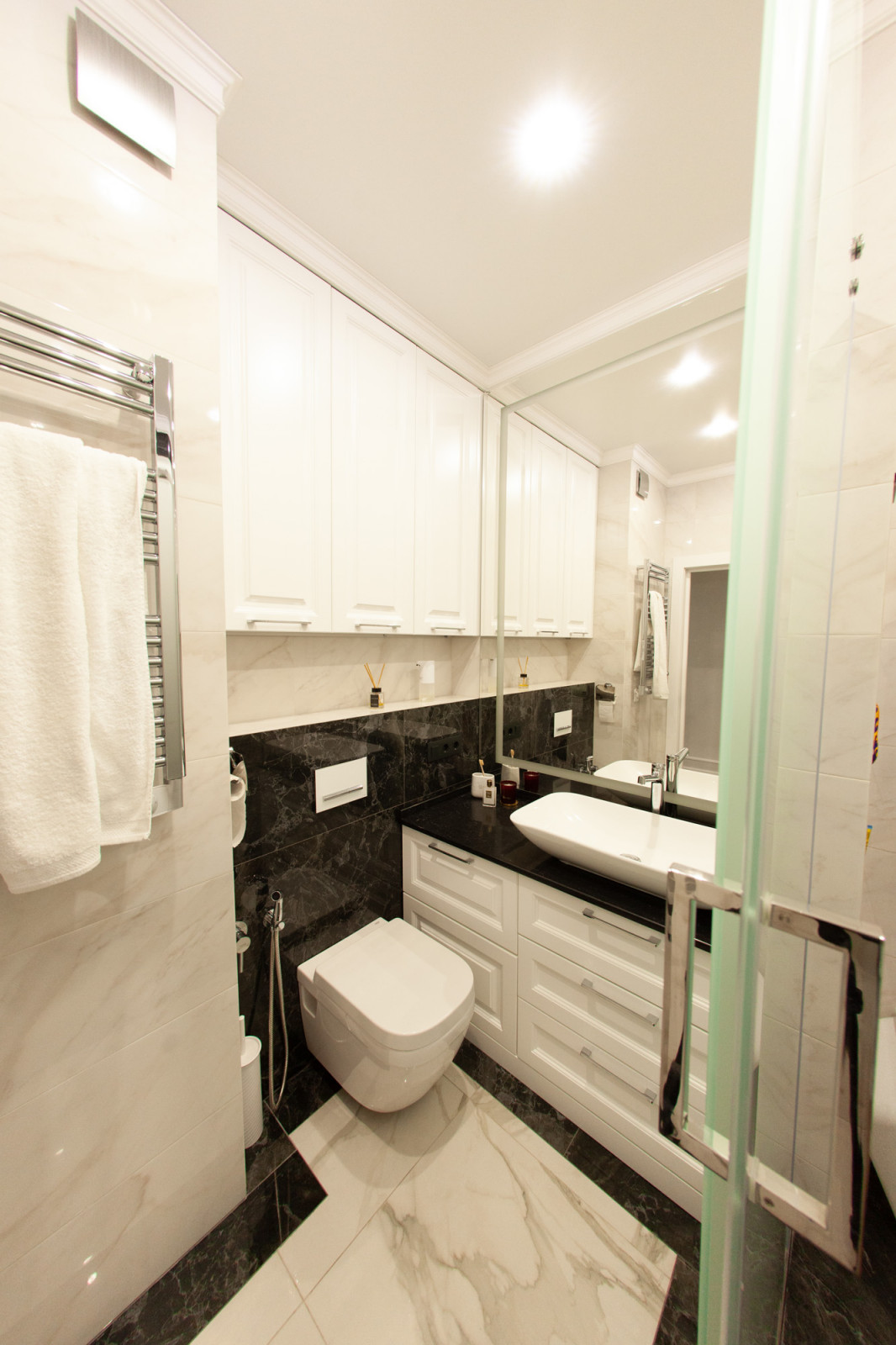 квартира в черно белых тонах