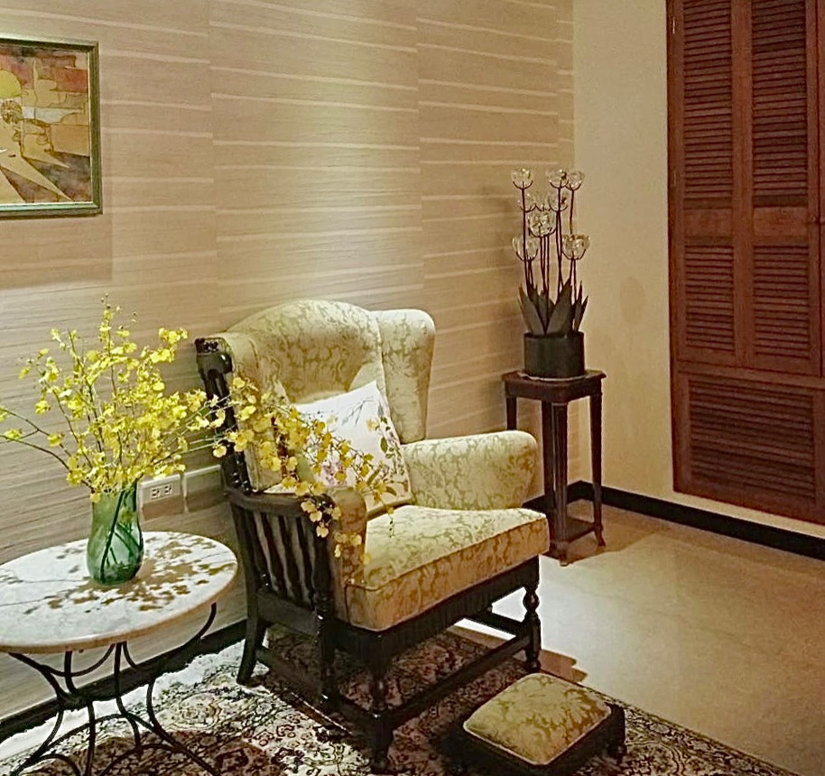 Foto på ett eklektiskt vardagsrum, med marmorgolv och beiget golv