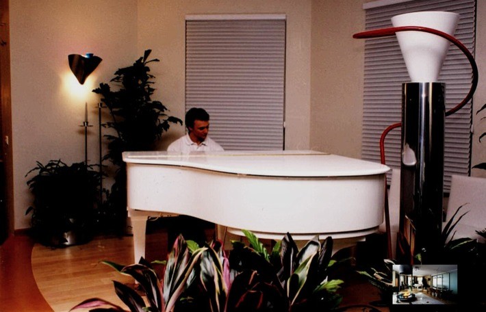 Супрематизм и ветка сакуры