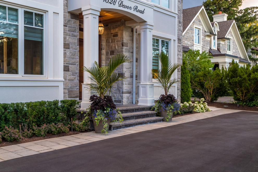 Design ideas for a mid-sized transitional landscaping in Toronto.