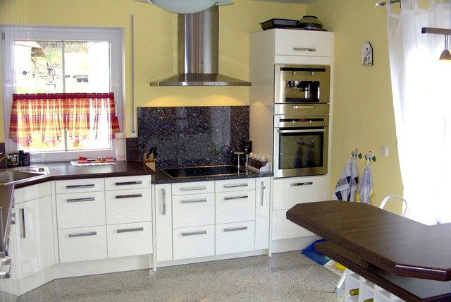 Wei&szlig; - Nussbaum traditional-kitchen