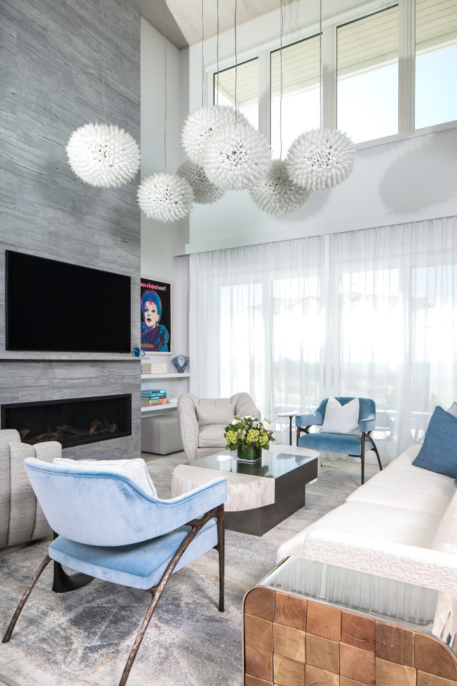 На фото: изолированная гостиная комната среднего размера в морском стиле с стандартным камином, серыми стенами, ковровым покрытием, фасадом камина из плитки и телевизором на стене