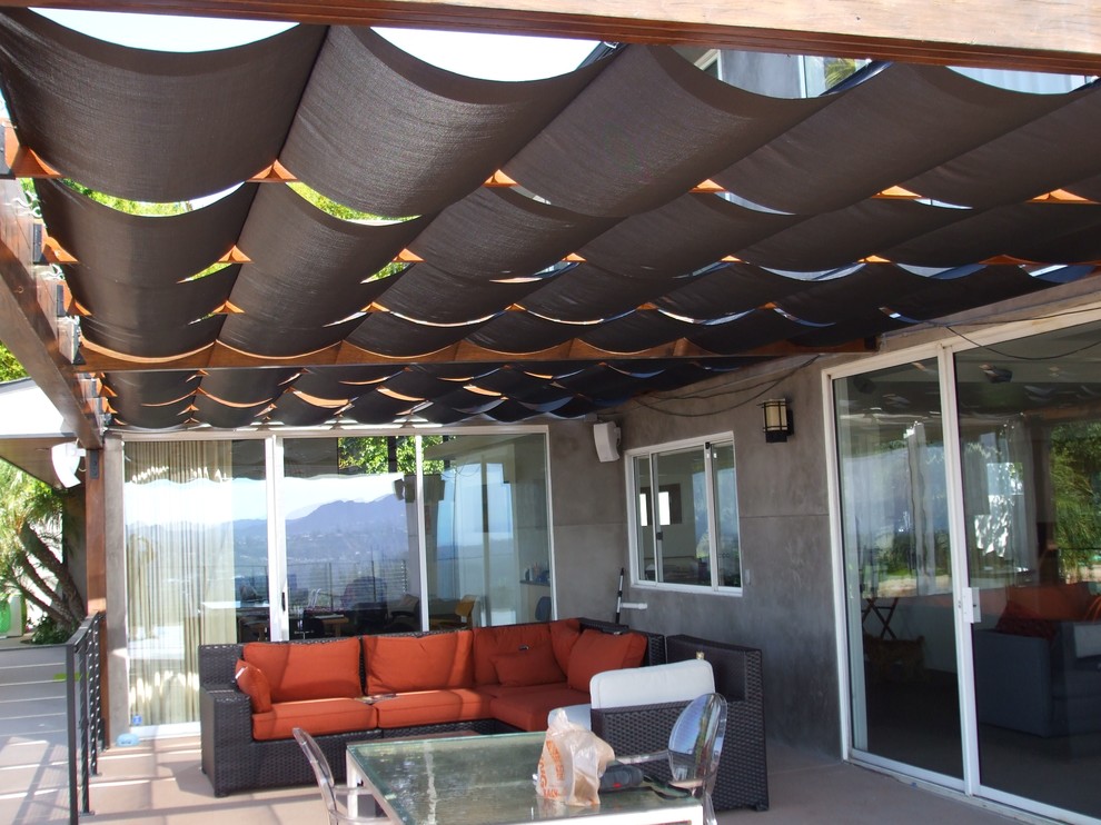 This is an example of a modern patio in Los Angeles.