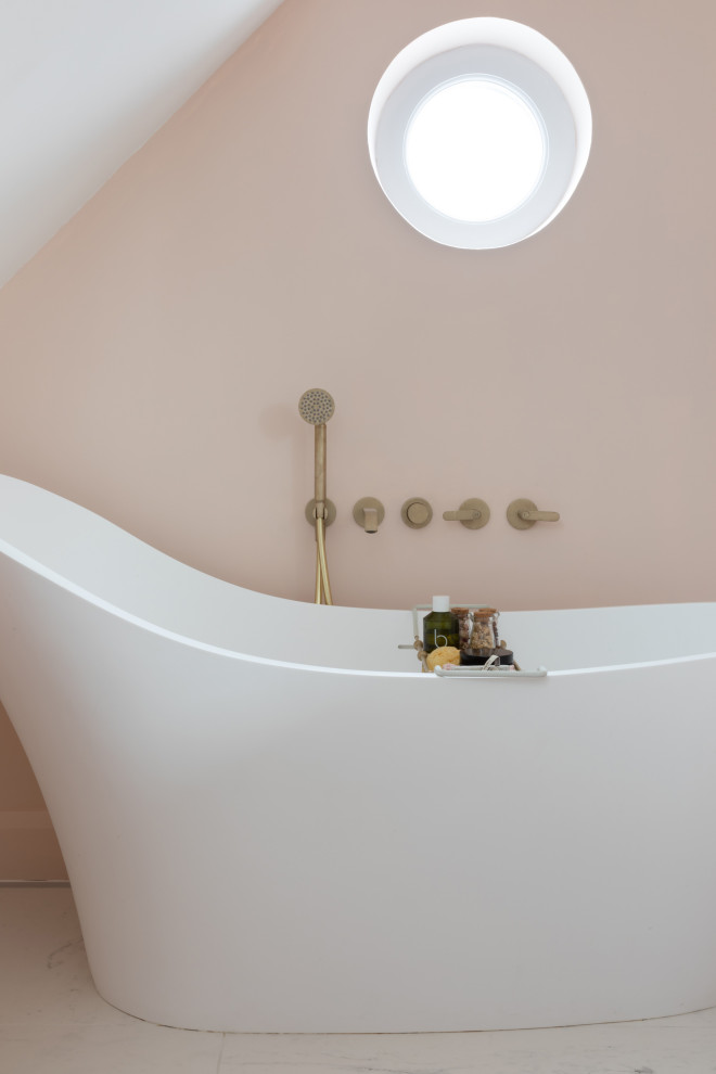 Стильный дизайн: маленькая главная ванная комната в стиле ретро с плоскими фасадами, отдельно стоящей ванной, душем в нише, инсталляцией, розовыми стенами, полом из керамогранита, монолитной раковиной, столешницей из искусственного камня, душем с распашными дверями, белой столешницей, тумбой под две раковины, напольной тумбой и сводчатым потолком для на участке и в саду - последний тренд