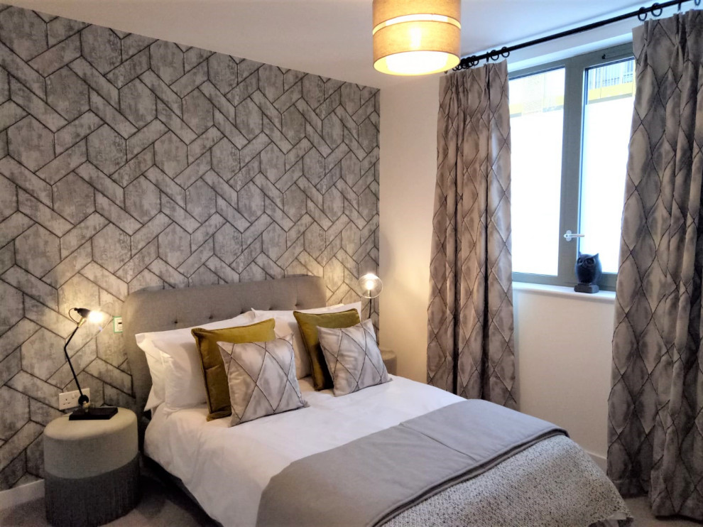 Foto de habitación de invitados urbana pequeña sin chimenea con paredes blancas, suelo de madera clara, suelo gris y papel pintado