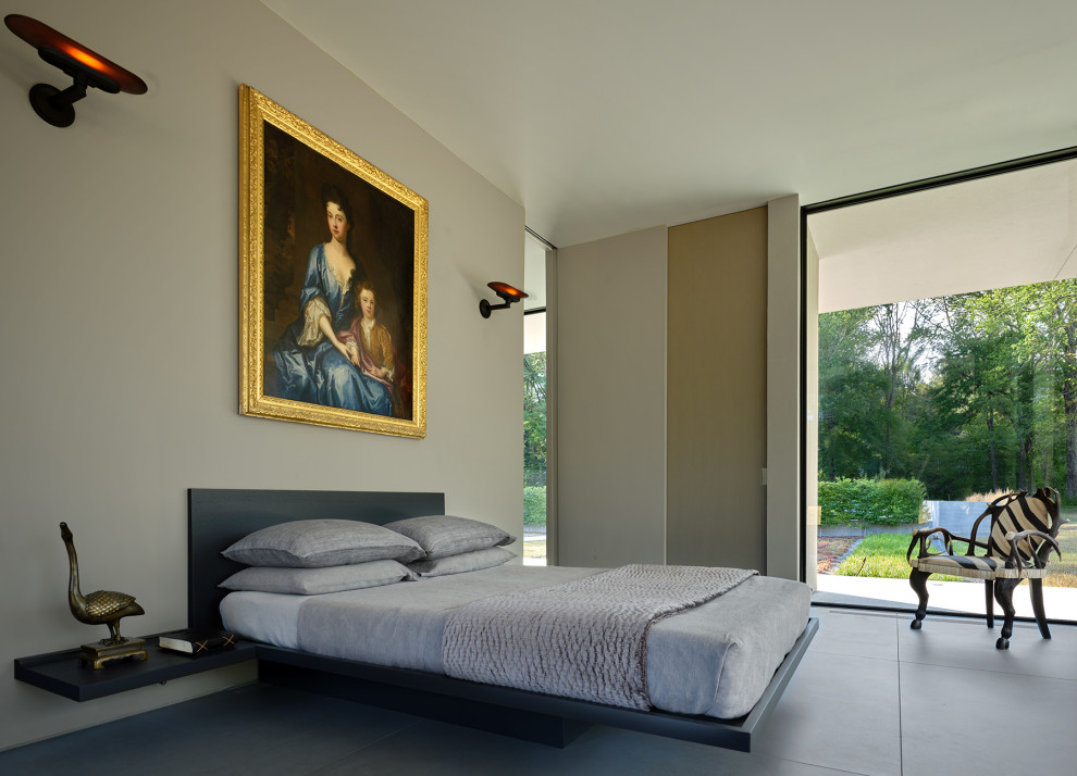 Modelo de dormitorio principal minimalista de tamaño medio sin chimenea con paredes beige, suelo de baldosas de porcelana y suelo gris