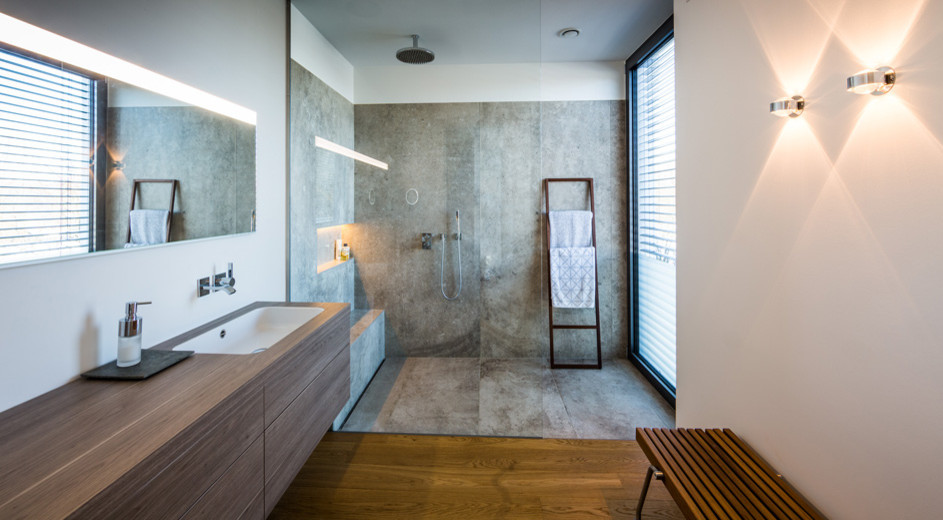 Badezimmer mit bodenebener Dusche und Glaswand