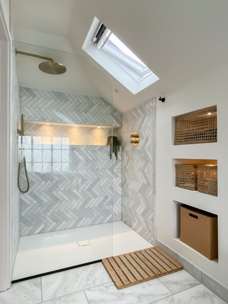Imagen de cuarto de baño principal y abovedado escandinavo de tamaño medio con bañera exenta, ducha abierta, sanitario de pared, baldosas y/o azulejos grises y baldosas y/o azulejos de cerámica
