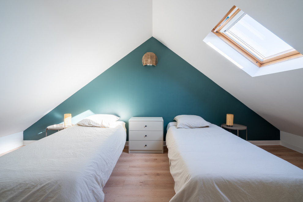 Foto di una camera da letto stile loft contemporanea di medie dimensioni con pareti blu, parquet chiaro, pavimento beige e travi a vista