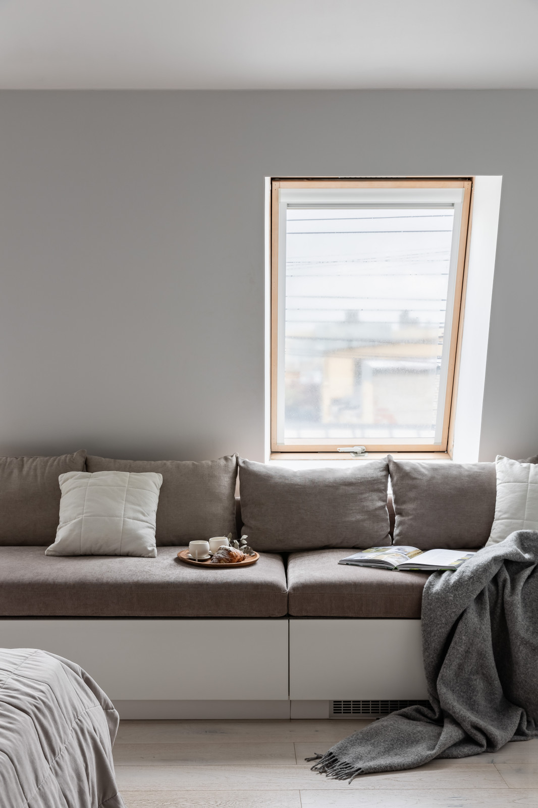 Белая мансардная квартира в историческом центре Петербурга