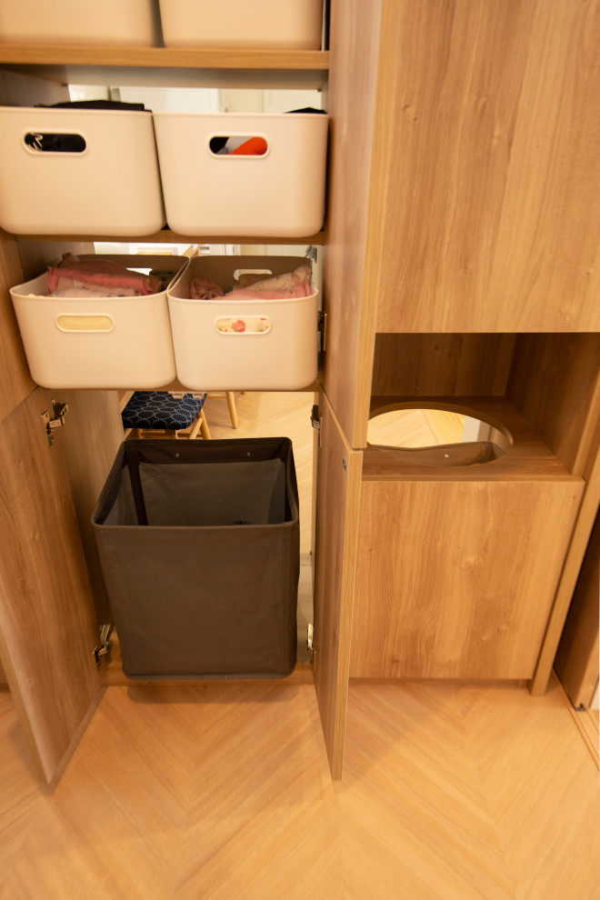 Réalisation d'un WC et toilettes vintage en bois brun avec un placard sans porte, mosaïque, un lavabo posé, un plan de toilette en bois, meuble-lavabo encastré, un plafond en papier peint et du papier peint.