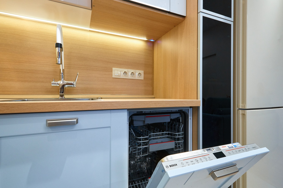 Кухня из эмали и шкаф для хранения