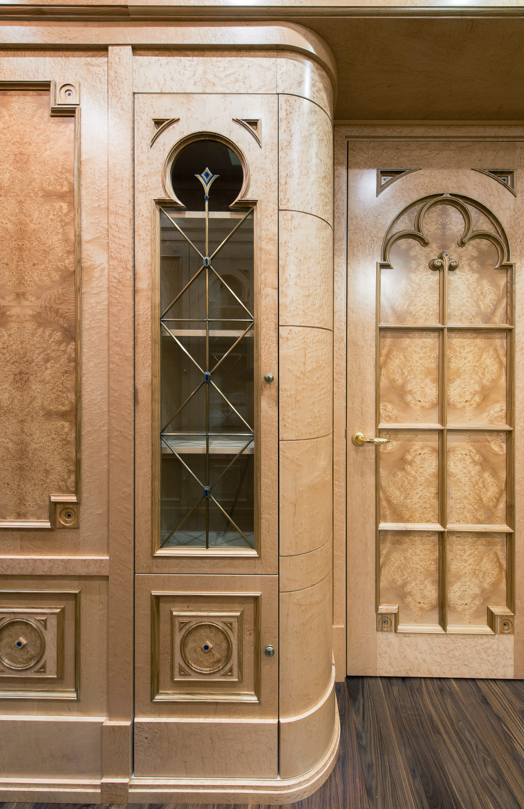 Прихожая и коридор в отделке декоративным шпоном.