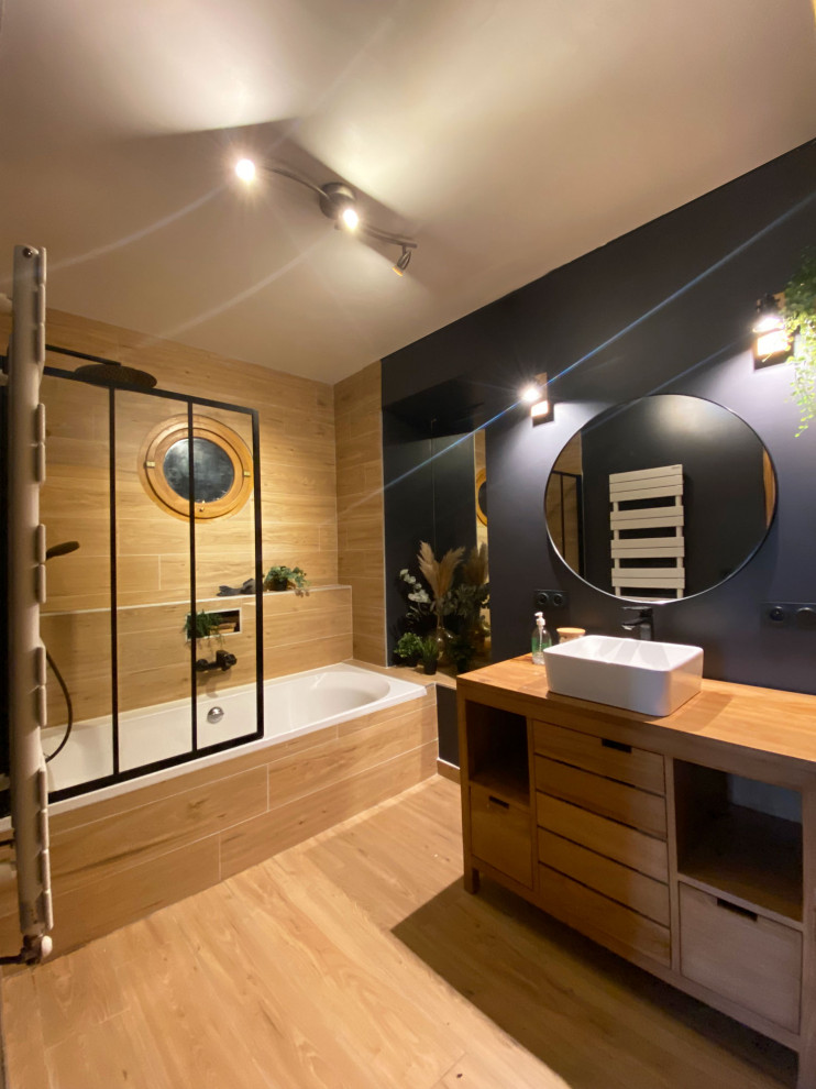 Mittelgroßes Industrial Badezimmer mit beigen Fliesen, Fliesen in Holzoptik, Waschtisch aus Holz und Einzelwaschbecken in Lyon