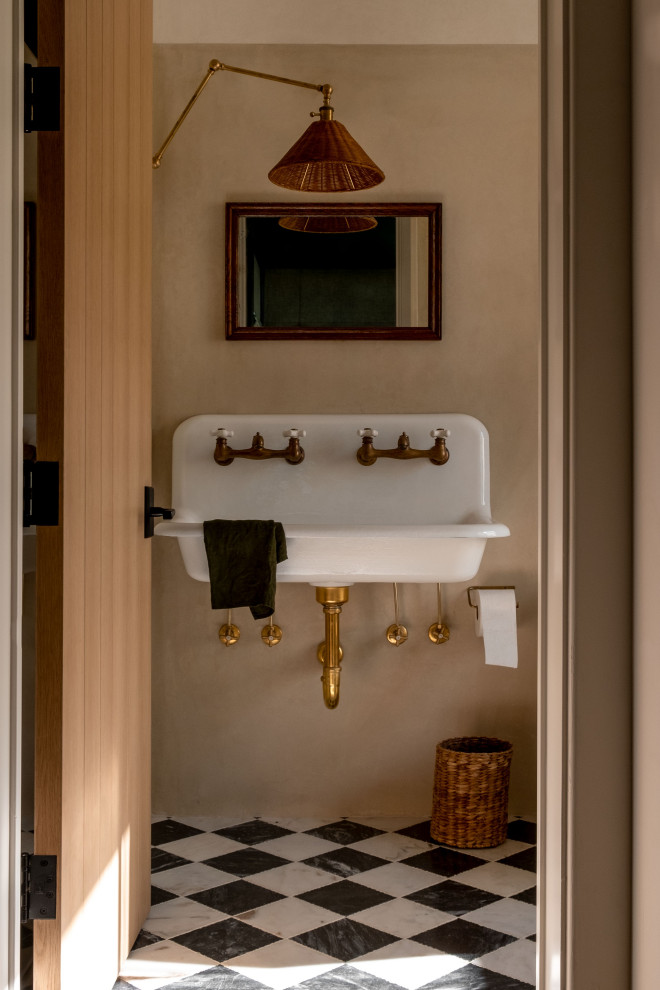 Стильный дизайн: туалет в стиле неоклассика (современная классика) с бежевыми стенами, подвесной раковиной и разноцветным полом - последний тренд