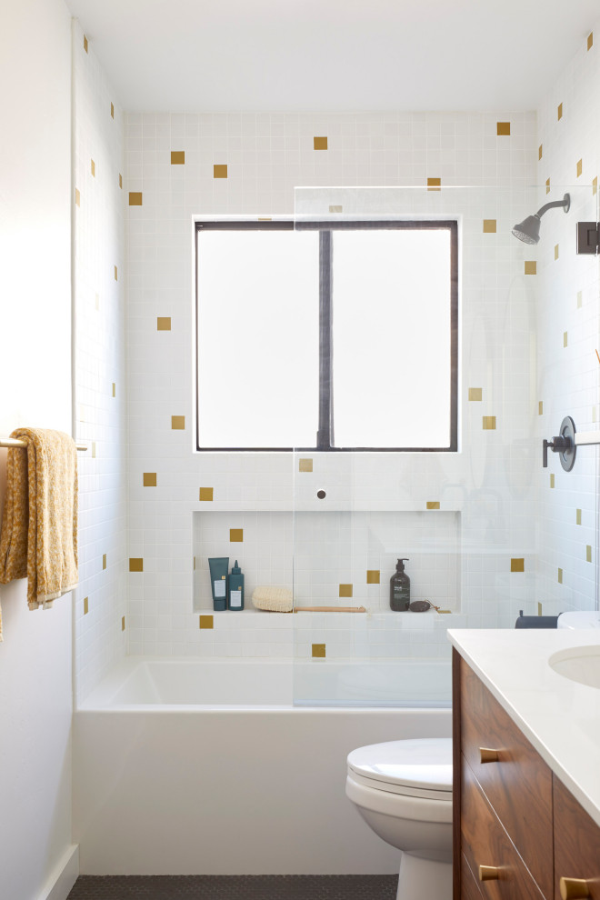 Foto på ett litet 60 tals vit badrum med dusch, med släta luckor, bruna skåp, ett badkar i en alkov, en dusch/badkar-kombination, gul kakel, vit kakel, keramikplattor, vita väggar, klinkergolv i porslin, bänkskiva i kvarts och svart golv